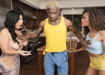 Convive con dos chicas muy viciosas que quieren sexo a todas horas